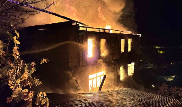 İki katlı ahşap ev alevlere teslim oldu