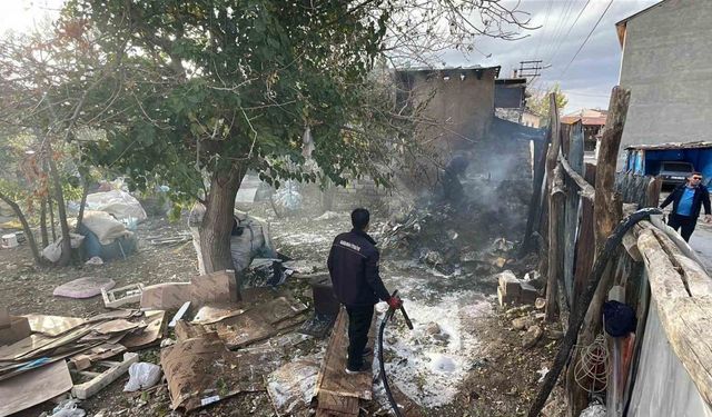 İtfaiye, evin çatısına sıçrayan yangını büyümeden söndürdü