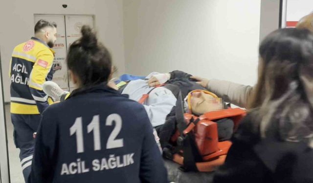 Kamyonet traktöre arkadan çarptı: 1 yaralı