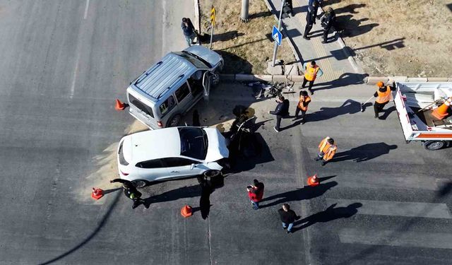 Karaman'da hafif ticari araçla otomobil çarpıştı: 3 yaralı