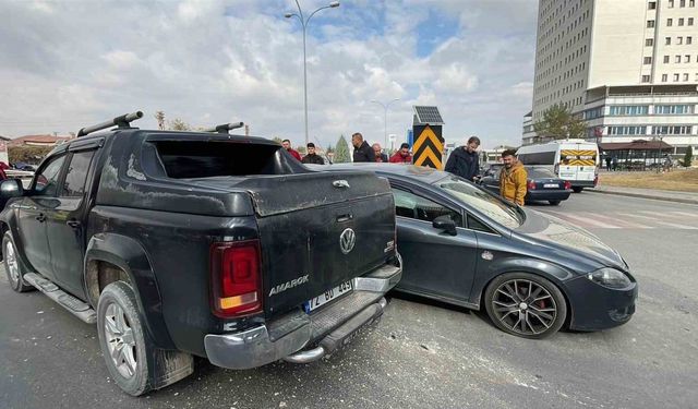 Karaman’da pikap kamyonetle otomobil çarpıştı: 1 yaralı