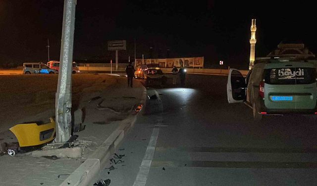 Karaman'da ticari taksi aydınlatma direğine çarptı