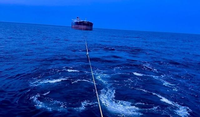 Kastamonu açıklarında isabet alan 'Virat' isimli gemi Türkeli'ye çekiliyor