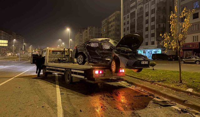 Kayseri'de iki otomobil çarpıştı: 1'i ağır 3 yaralı