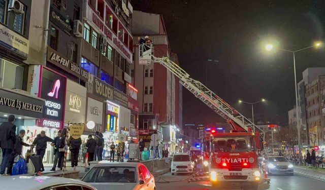 Kayseri'de iş merkezinde çıkan yangın söndürüldü