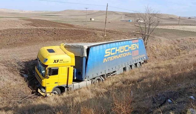 Kırıkkale'de tır devrildi: 1 yaralı