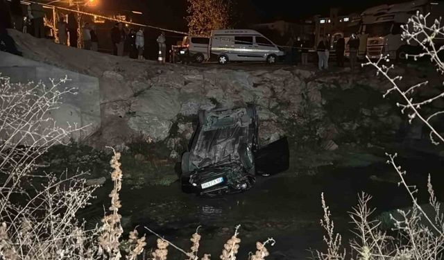 Kontrolden çıkan otomobil dereye uçtu: 1 ölü, 1 yaralı