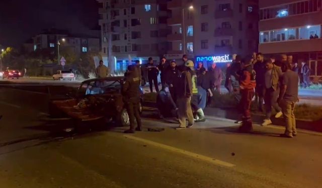 Kontrolden çıkan otomobil elektrik direğine çarptı: 1 yaralı