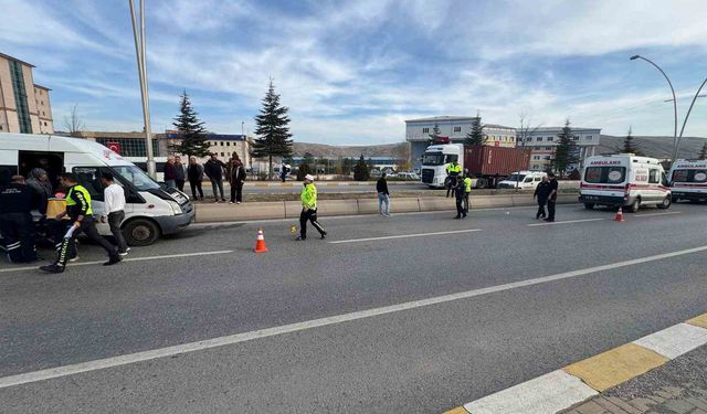 Minibüsün çarptığı yaşlı adam yaralandı