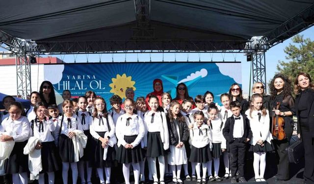 Miniklerin keman gösterisi