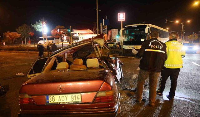 Nevşehir'de turistleri taşıyan otobüs ile otomobil çarpıştı: 2 ölü, 3 yaralı