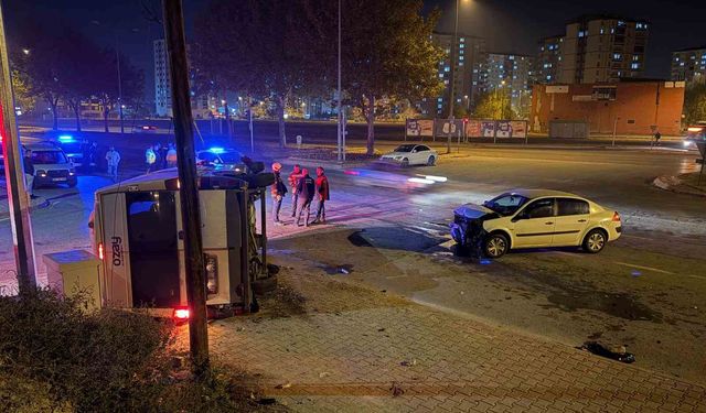 Otomobilin çarptığı servis yan yattı: 2 yaralı