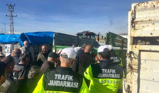 Pınarbaşı'nda traktörlere reflektör dağıtıldı