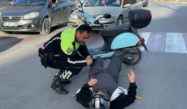 Polis memuru ambulans gelene kadar yaralının başından ayrılmadı
