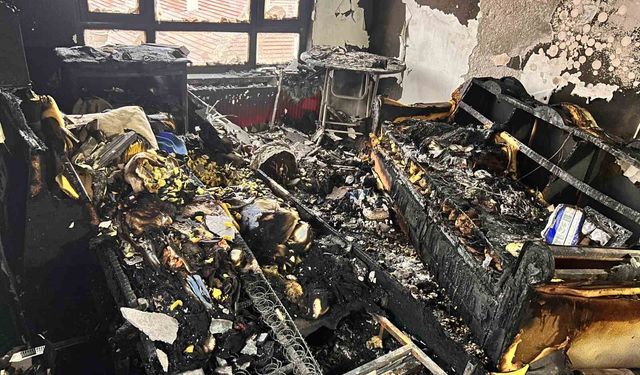 Psikolojik sorunları olduğu iddia edilen kişi evini ateşe verdi, balkona çıkıp izledi