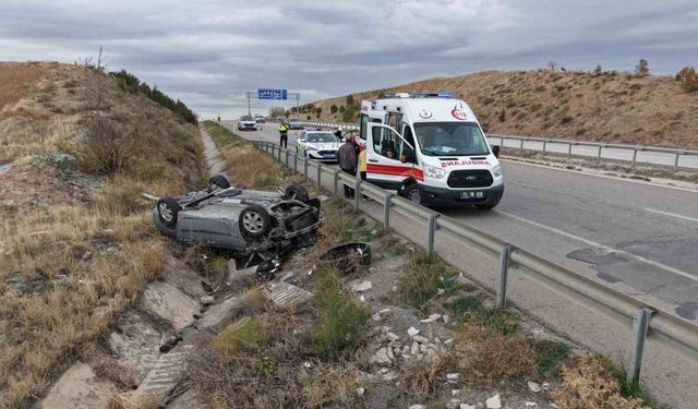 Seyir halindeki aracın çarptığı otomobil şarampole devrildi: 7 yaralı