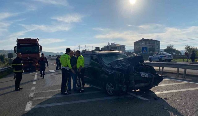 Sinop’ta otomobil traktöre arkadan çarptı: 2 yaralı