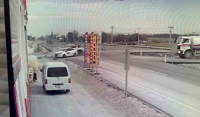 Sokağa dönmek isteyen otomobile arazi aracı çarptı, kaza anı kameraya yansıdı