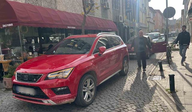 Sokak ortasına otomobilini bırakıp işlerini halletmeye gitti