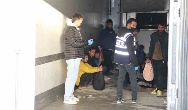 Tırın dorsesinde 28 kaçak göçmen bulundu