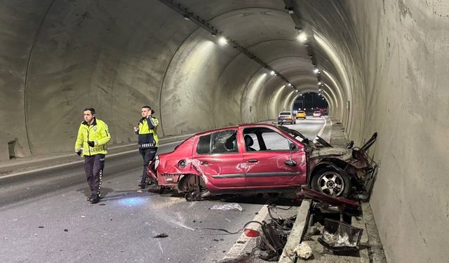 Tünelde feci kaza: Aracın motoru metrelerce ileri savruldu, hız kadranı 200'de takılı kaldı
