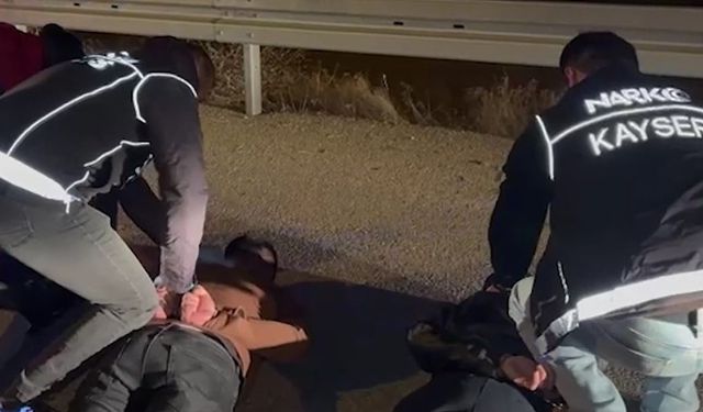 Uyuşturucu tacirlerinin aracından 1 kilo uyuşturucu çıktı