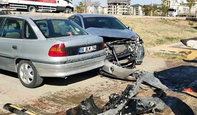 Yayaya çarpmamak için manevra yaptı, park halindeki araçlara çarptı: 2 yaralı