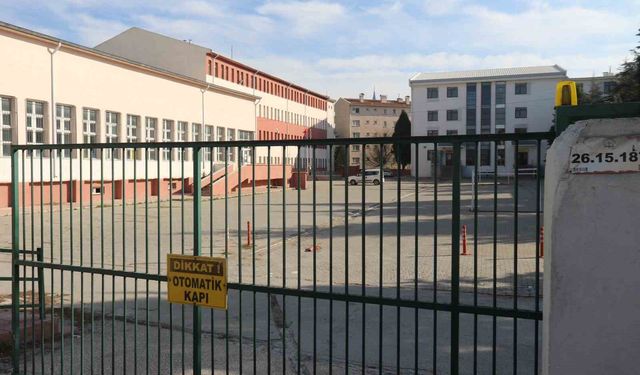 Yediği gıdadan zehirlenen lise öğrencisi hastaneye kaldırıldı