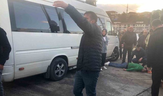 Yolun karşısına geçerken düştü, işçi servisinin çarpması sonucu hayatını kaybetti