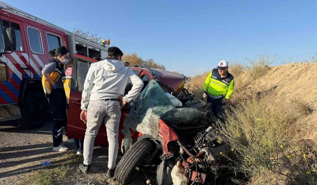 Yük kamyonuyla çarpışan otomobil hurdaya döndü: 1 ölü, 1 yaralı