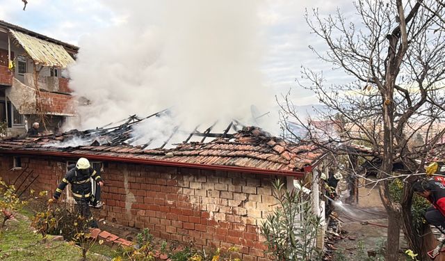 Elektrik Kontağından Çıkan Yangında Ev Kullanılamaz Hale Geldi