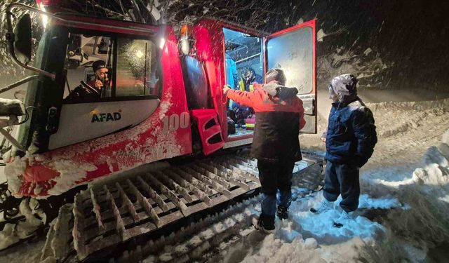 AFAD ve UMKE ekipleri kar sebebiyle yolu kapanan köydeki hasta için seferber oldu