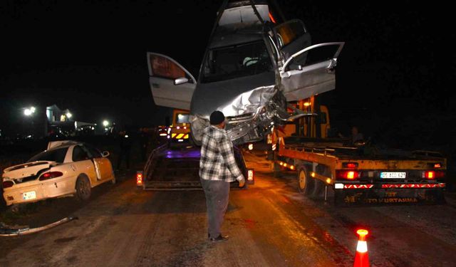 Amasya'da iki otomobil kafa kafaya çarpıştı: 8 yaralı