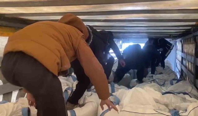 Amasya'da tırda çuvalların arasında 13 kaçak göçmen yakalandı