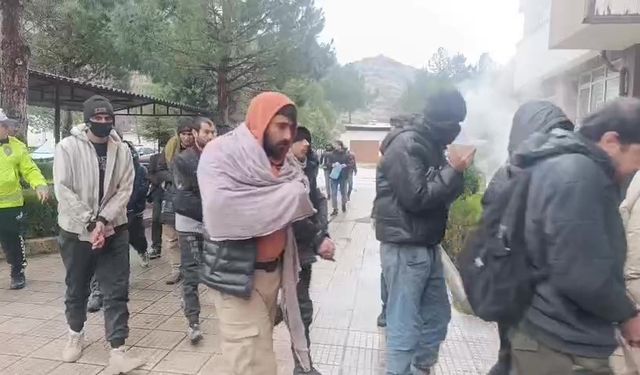 Amasya'da tırdan 42 kaçak göçmen çıktı