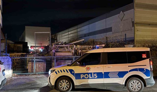 Atık maddeler alev aldı, fabrikaya sıçrayan yangın büyümeden söndürüldü