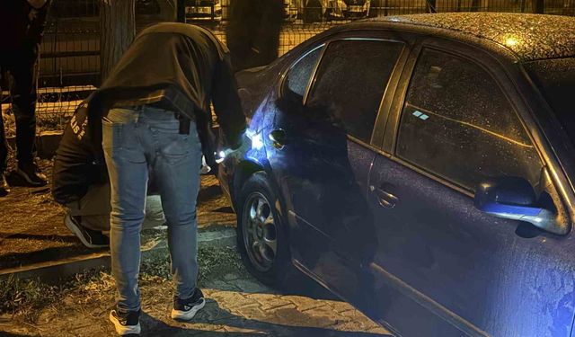 Aynı otoparktaki 5 otomobilin lastiğini kestiler