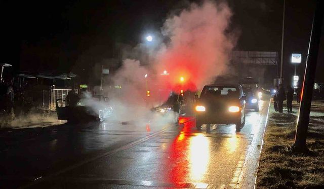 Bartın'da park halindeki araçta yangın çıktı