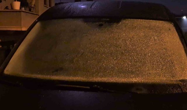 Bartın'da sıcaklık 4 dereceye kadar düştü, araç camları buz tuttu