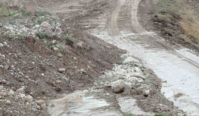 Beypazarı-Adaören yolu heyelan nedeniyle trafiğe kapatıldı