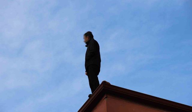 Binanın çatısında intihara kalkışan şahsı İl Emniyet Müdürü ikna etti