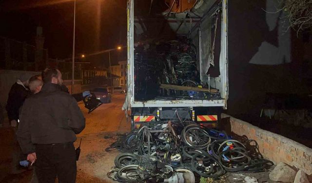 Bisiklet yüklü kamyonda çıkan yangının sebebi araştırılıyor