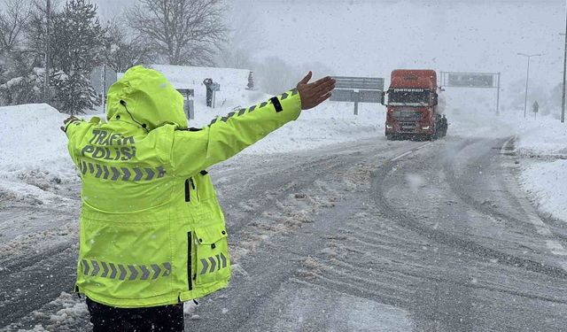 Bolu Dağı'nda D-100 kara yolunun İstanbul yönü ağır tonajlı araç trafiğine kapatıldı