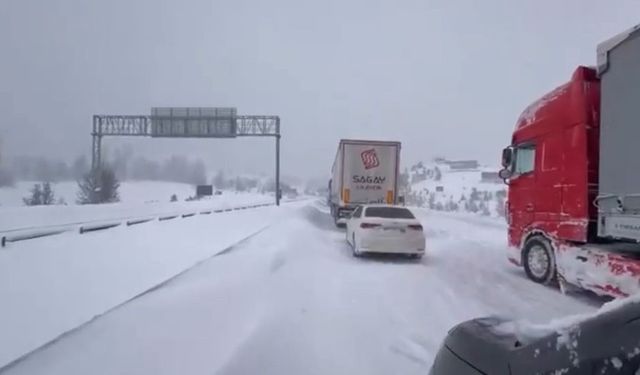 Bolu'da yoğun karda tırlar rampayı çıkamadı: Gerede-Samsun yolu ulaşıma kapandı