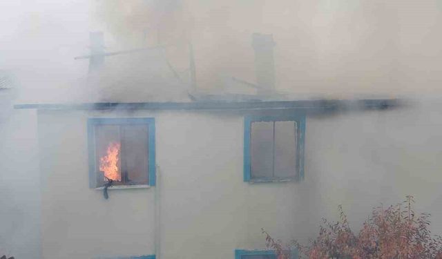 Çorum'da alev alev yanan ev kullanılmaz hale geldi