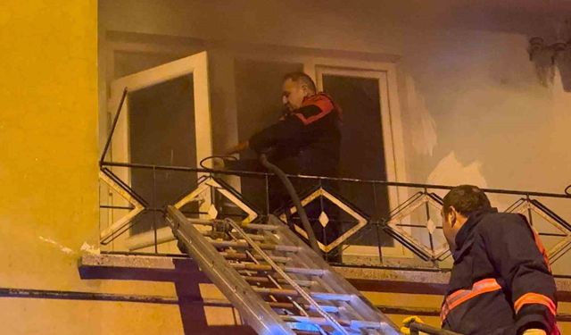 Çorum'da apartmanda çıkan yangında 10 kişi dumandan etkilendi