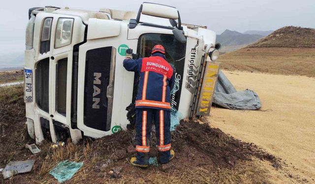 Çorum'da devrilen tırın sürücüsü yaralandı