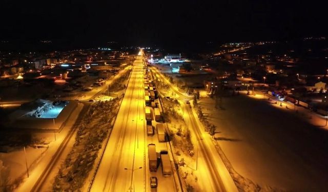 D-100 karayolunda kar çilesi: Araçlar mahsur kaldı
