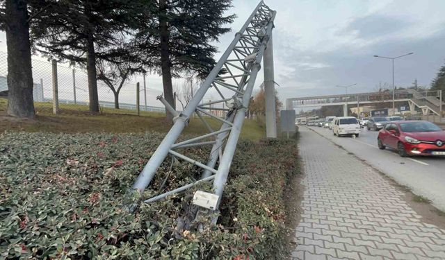 Damperi açık tır PTS direğini devirdi, facia kıl payı atlatıldı