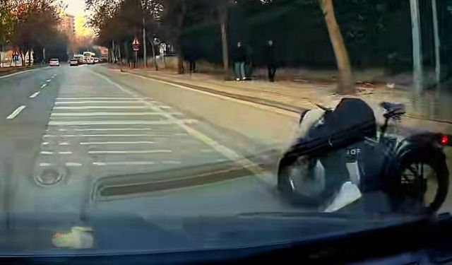 Eli cebinde bisikletle giderken araba altında kalmaktan son anda kurtuldu